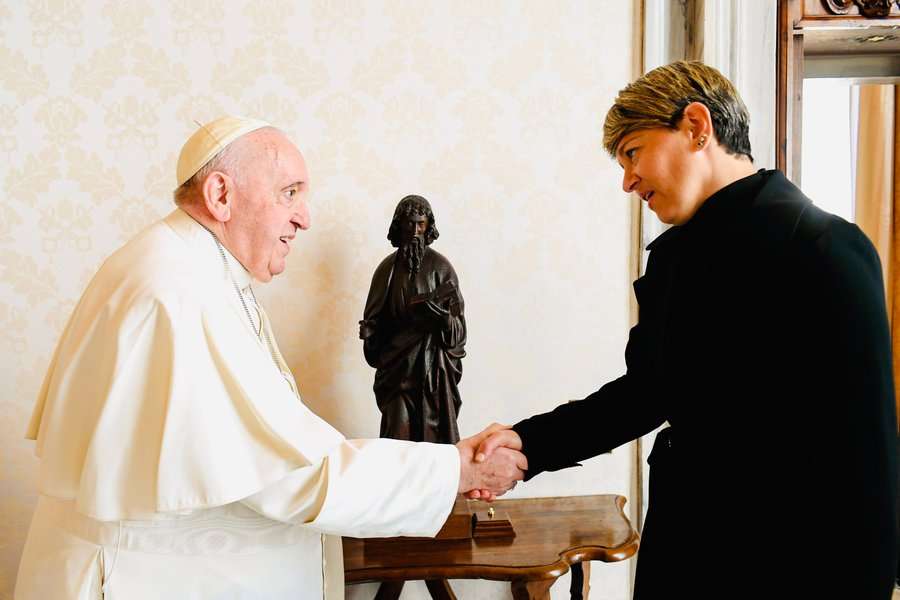 La audiencia entre el Papa Francisco y Verónica Alcocer duró al rededor de 30 minutos.