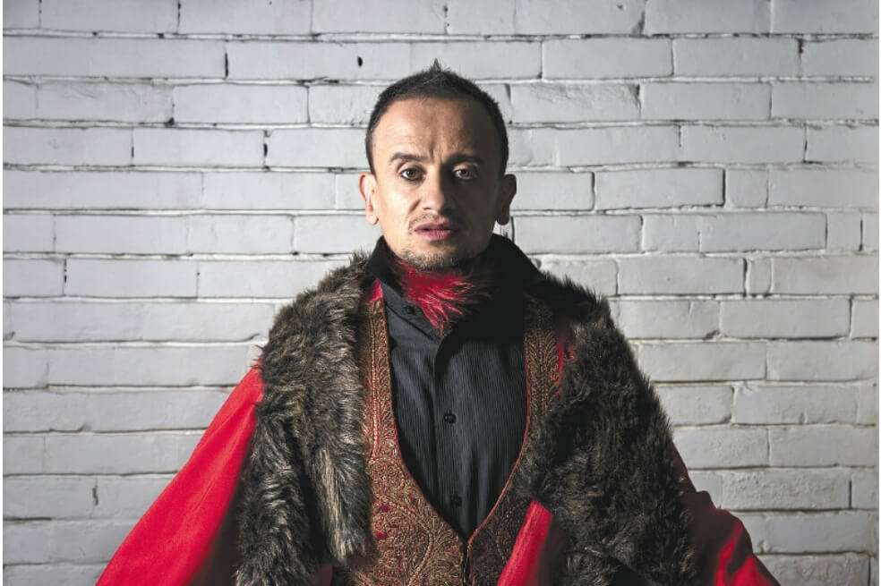 El actor Bernardo García se estrena como director de teatro con la obra “Mosca”, del Teatro Petra. / Cortesía Teatro Petra