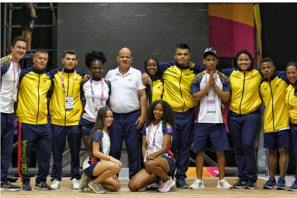 Varios deportistas de la delegación colombiana en Rosario tras disputar los Juegos Suramericanos de la Juventud.