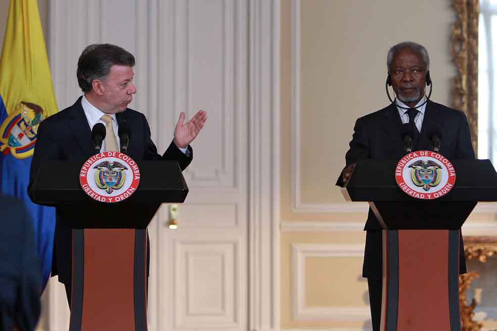 El presidente Santos y el exsecretario de la ONU, Kofi Annan, ayer en la Casa de Nariño. / EFE
