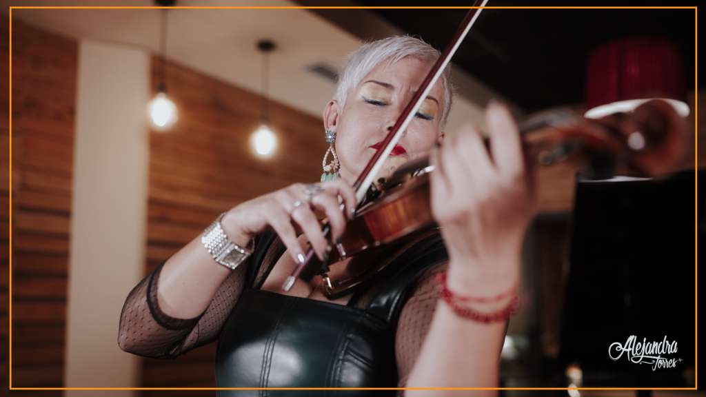 Alejandra Torres es la primera violinista latinoamericana en hacer parte de la Orquesta Filarmónica de Viena.