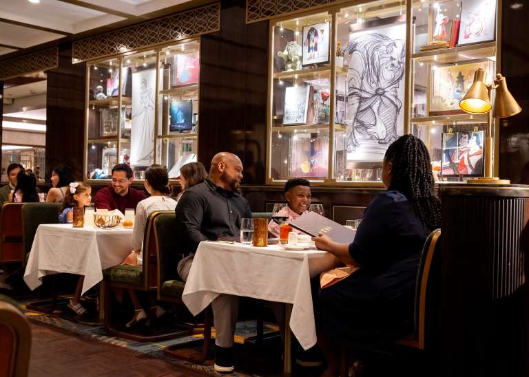 Otro de los restaurantes familiares incluidos en el Wish, es 1923. Llamado así por el año en que se fundó The Walt Disney Studios, este sofisticado restaurante evoca el brillo y el glamour de Hollywood, al tiempo que celebra el espíritu inquebrantable del estudio original que lo empezó todo. Viaje en el tiempo mientras cena entre guiones gráficos, bocetos y objetos de utilería que ilustran el proceso de animación de Disney, y deléitese con algunos de los tentadores sabores que se encuentran en todo el Estado Dorado.