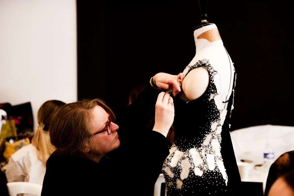 Paris (France), 26/01/2026.- A dressmaker prepares the final details on backsatge before the presentation of the Spring/Summer 2026 collection by Australian designer Tamara Ralph during the Paris Fashion Week in Paris, France, 26 January 2026. The presentation of the Haute Couture collections runs from 26 to 29 January. (Moda, Francia) EFE/EPA/TERESA SUAREZ
