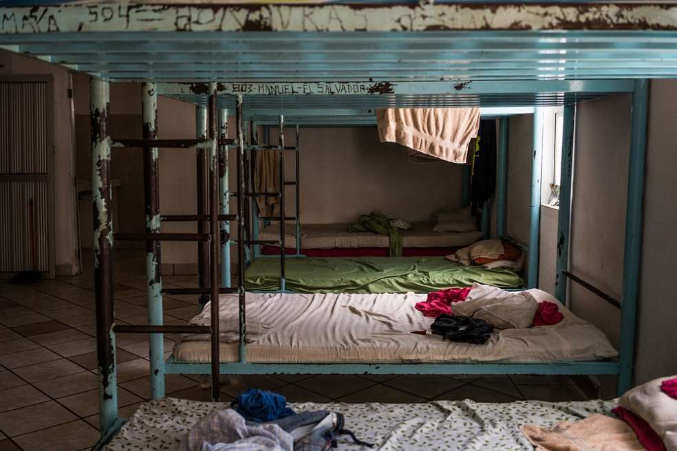 Grafiti tallado en literas por inmigrantes de El Salvador y Honduras en una instalación donde los niños migrantes son retenidos hasta la deportación.Dominic BraccoRecientemente, MSF rehabilitó una clínica originalmente construida por miembros de la comunidad en el sector dos de Nueva Capital. Ahora, el equipo proporciona atención en salud primaria y salud mental por lo menos a 60,000 personas de la región. “Aquí hay una inmensa necesidad de servicios psicológicos de salud”, dice Brenda Villacorta psicóloga de MSF. “Si vienes con una herida de arma podemos tratártela, pero no siempre asocian al psicólogo con esa herida. Veo problemas relacionados con dolores no resueltos, ansiedad, depresión y violencia sexual doméstica”. En Nueva Capital la violencia es un hecho en la vida. Mucha gente en esta comunidad, si es afortunada de tener trabajo, viaja a Tegucigalpa, arriesgándose a los asaltos, secuestros o cosas peores durante el camino.