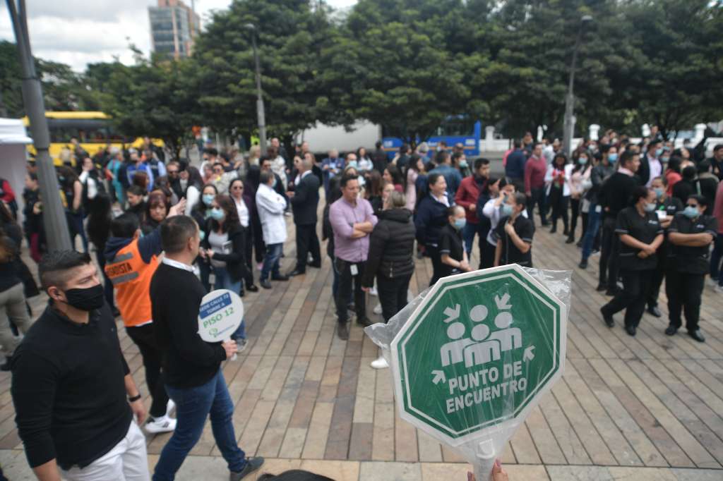 Simulacro de evacuación por emergencias, realizado en la Plaza de la Av Chile