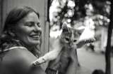 Mujeres y gatos: historia y consecuencias de un estereotipo femenino aún vigente
