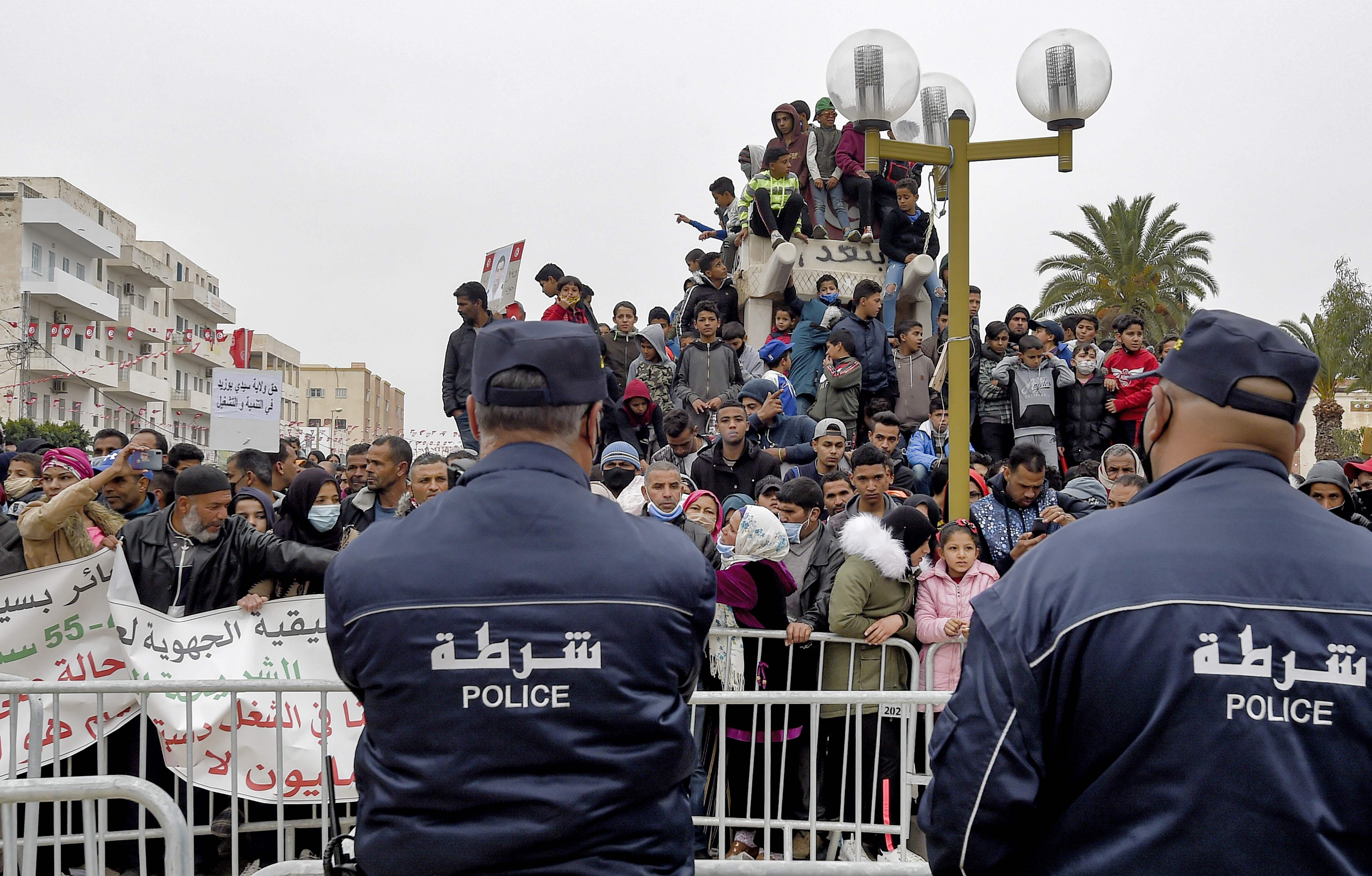 Un grupo de personas se reúne en conmemoración de la caída del presidente Zin al-Abidine Ben Ali.