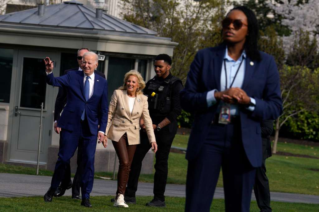 Washington (United States), 23/03/2023.- US President Joe Biden (L) and First lady Jill Biden (2-L) walk on the South Lawn of the White House before boarding Marine One to depart to Ottawa, Canada, in Washington, DC, USA, 23 March 2023. (Estados Unidos) EFE/EPA/YURI GRIPAS /ABACA / POOL