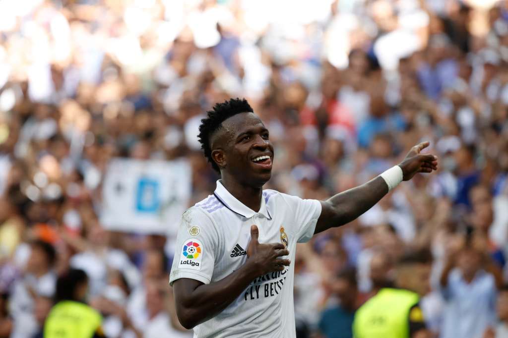 MADRID, 11/09/2022.- El delantero brasileño del Real Madrid, Vinicius Jr celebra su tanto ante el RCD Mallorca durante el partido correspondiente a la jornada 5 de LaLiga disputado ante el RCD Mallorca, este domingo en el estadio Santiago Bernabéu. EFE/ Juanjo Martín