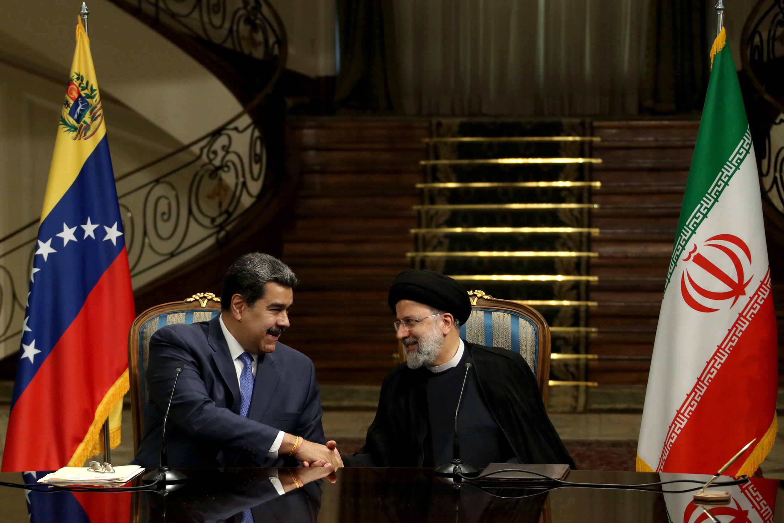 Tehran (Iran (islamic Republic Of)), 11/06/2022.- A handout picture made available by the Iranian presidential office shows, Iranian President Ebrahim Raisi (R) and his Venezuelan counterpart Nicolas Maduro (L), during a joint press conference in Tehran, Iran, 11 June 2022. Maduro is in Tehran to meet with Iranian officials. (Teherán) EFE/EPA/IRANIAN PRESIDENTIAL OFFICE / HANDOUT HANDOUT EDITORIAL USE ONLY/NO SALES