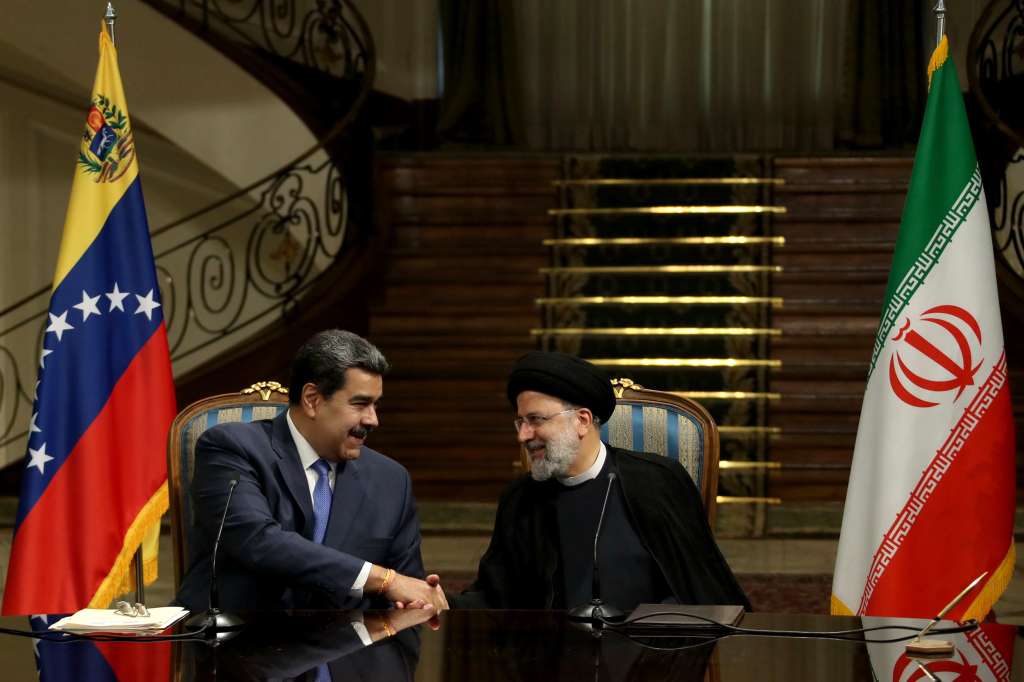 Tehran (Iran (islamic Republic Of)), 11/06/2022.- A handout picture made available by the Iranian presidential office shows, Iranian President Ebrahim Raisi (R) and his Venezuelan counterpart Nicolas Maduro (L), during a joint press conference in Tehran, Iran, 11 June 2022. Maduro is in Tehran to meet with Iranian officials. (Teherán) EFE/EPA/IRANIAN PRESIDENTIAL OFFICE / HANDOUT HANDOUT EDITORIAL USE ONLY/NO SALES