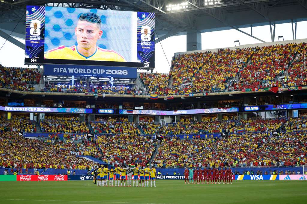 GR7094. MIAMI (ESTADOS UNIDOS), 27/06/2026.- Jugadores de Colombia (i) y Portugal durante un minuto de silencio por las victimas en Venezuela este sábado, en un partido del grupo K en el Mundial de la FIFA 2026 entre Colombia y Portugal en el estadio Hard Rock de Miami (EE.UU.). EFE/ Alberto Estevez