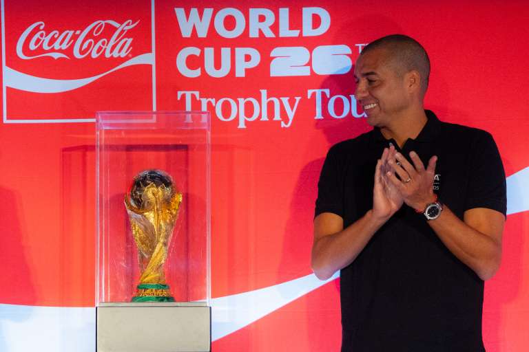 David Trezeguet, campeón del mundo con Francia en 1998, junto al trofeo de la Copa Mundial de la FIFA durante el tour en Bogotá, Colombia, este 15 de febrero de 2026.