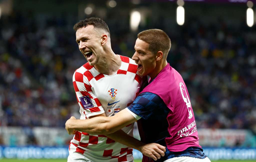 . AL WAKRAH (CATAR), 05/12/2022.- Ivan Perisic (i) de Croacia celebra un gol hoy, en un partido de los octavos de final del Mundial de Fútbol Qatar 2022 entre Japón y Croacia en el estadio Al Janoub en Al Wakrah (Catar). EFE/Rodrigo Jimenez