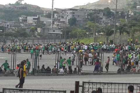 Expulsan de Ecuador hinchas de Atlético Nacional por robos y desmanes