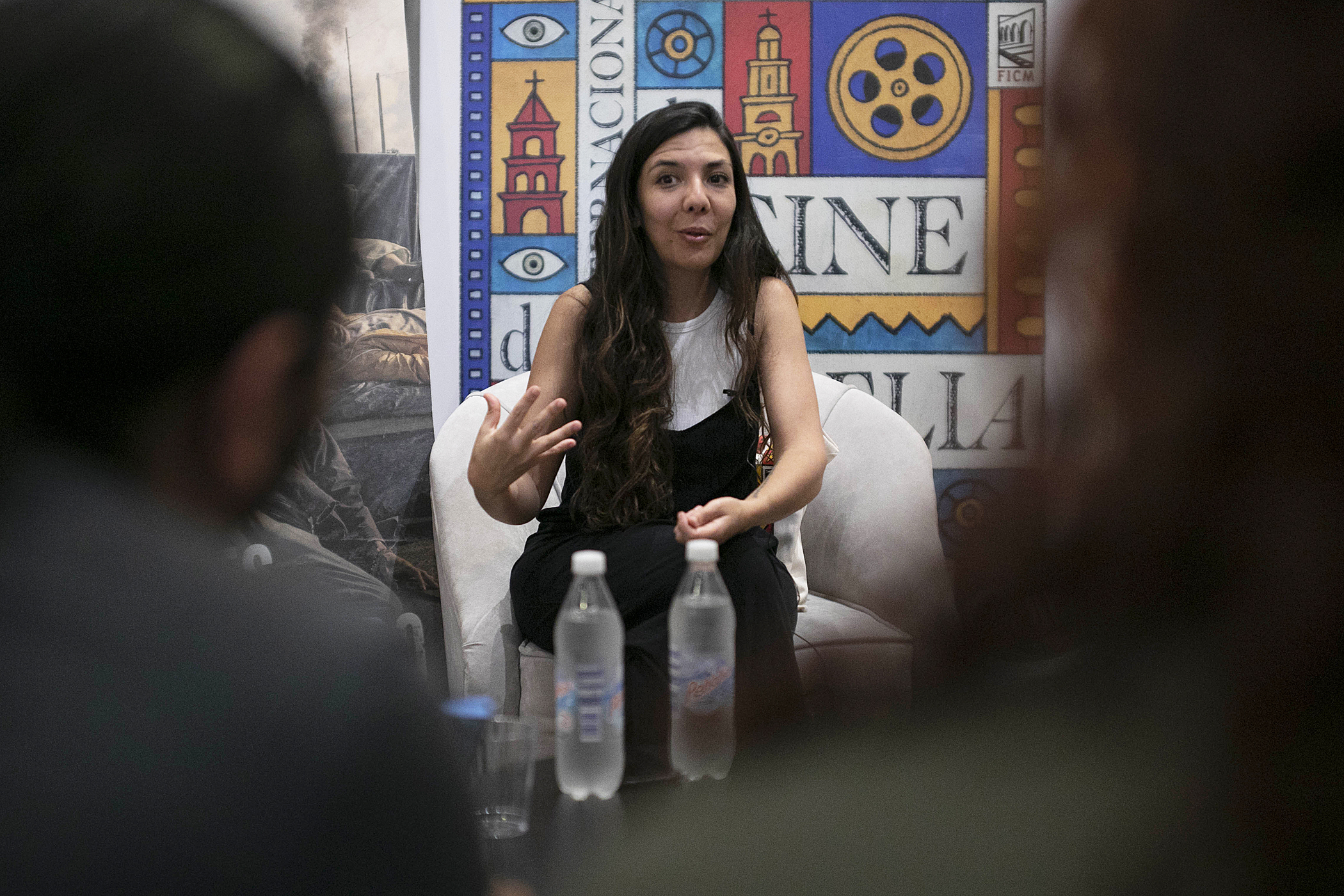 MEX8011. MORELIA (MÉXICO), 25/10/2022.- La directora colombiana de cine Laura Mora Ortega habla durante una rueda de prensa del Festival Internacional de Cine de Morelia, en Morelia (México). Si algo le interesa a la directora colombiana Laura Mora, es entender por qué un género como el realismo mágico se hizo tan popular en su país y en el resto de América Latina y, ahora que será la directora de la serie de "Cien años de soledad", obra de su compatriota y premio Nobel, Gabriel García Márquez (1927-2014), pondrá todo su esfuerzo en llevarlo a la pantalla. EFE/ Iván Villanueva