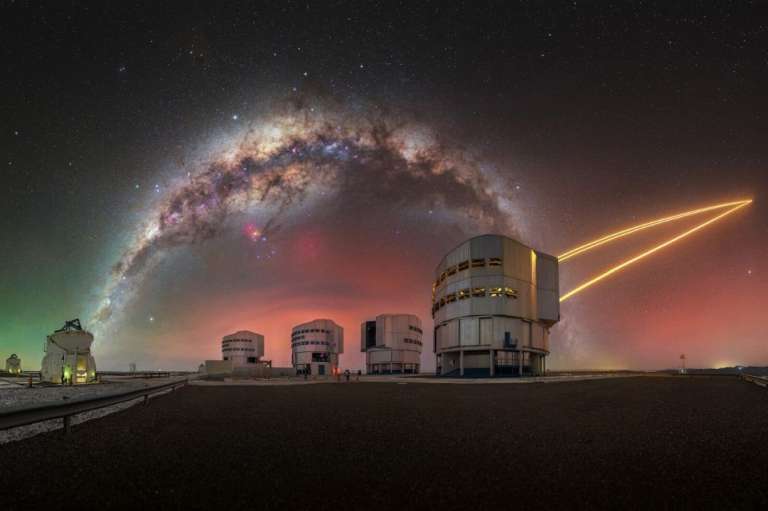Esta escena fue capturada en el Very Large Telescope (VLT) en Cerro Paranal, en el desierto de Atacama de Chile. Fue tomada por Julien Looten.