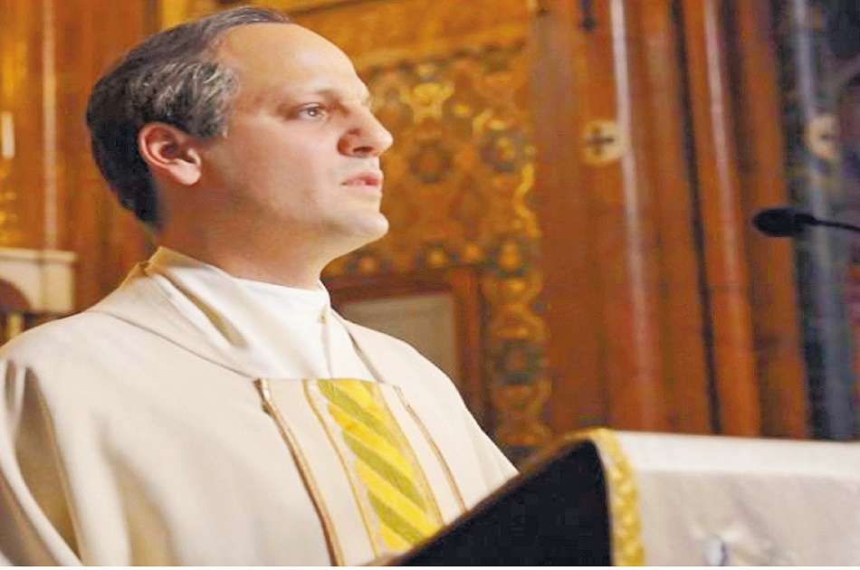 El actor argentino Rodrigo de la Serna interpreta al joven cura Bergoglio que acabará asombrando al mundo. / Cortesía
