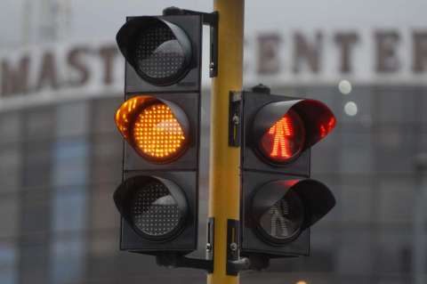 ¿Pasar el semáforo en amarillo da multa y qué pasa cuando ya se cruzó la línea?