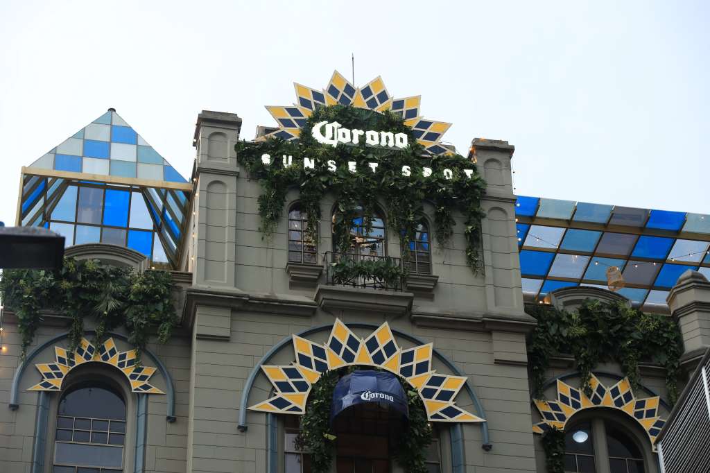 Las terrazas del Palacio Nacional se convirtieron en el lugar donde el sol, la música y la relajación se fusionaron en la atmósfera única de Cerveza Corona.