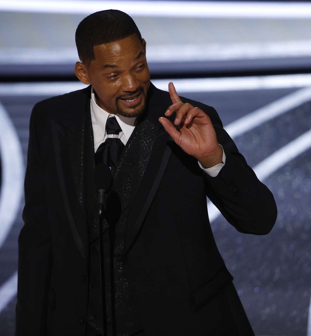 Hollywood (United States), 27/03/2022.- US actor Will Smith reacts as he speaks after winning the Oscar for Best Actor for 'King Richard' during the 94th annual Academy Awards ceremony at the Dolby Theatre in Hollywood, Los Angeles, California, USA, 27 March 2022. The Oscars are presented for outstanding individual or collective efforts in filmmaking in 24 categories. (Estados Unidos) EFE/EPA/ETIENNE LAURENT