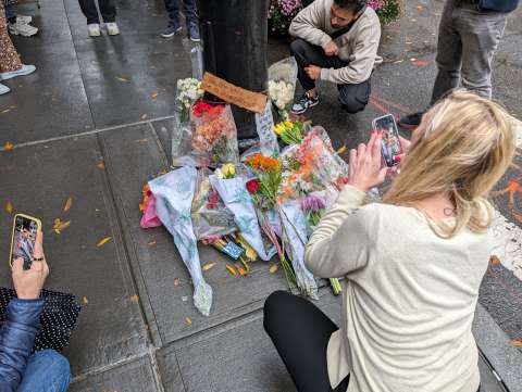 Fans dejan flores a los pies de la fachada de “Friends” para despedirse de Matthew Perry