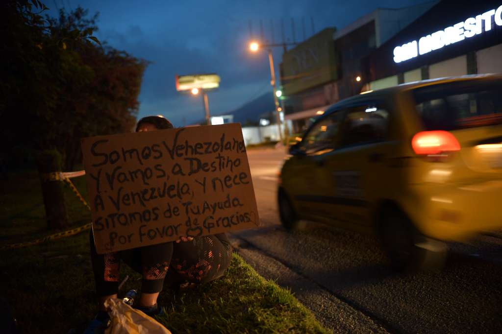 Aspectos de cambuches y otros de venezolanos que se encuentran en la autopista norte de Bogotá esperando regresar a Venezuela en tiempos de pandemia coronavirus covid – 19