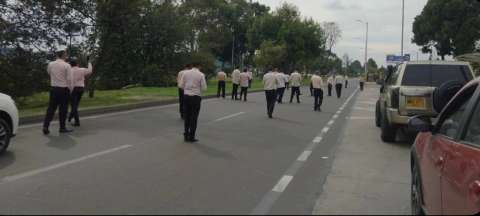 Taxistas siguen inconformes, pero se supera el caos en vía al aeropuerto El Dorado