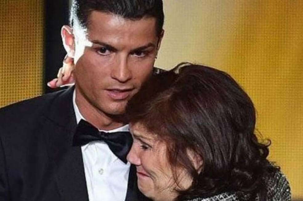 El futbolista portugués Cristiano Ronaldo y su madre, Dolores Aveiro. / AFP