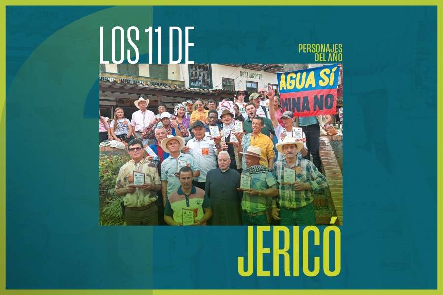 Los 11 de Jericó en el parque central del pueblo antioqueño tras la audiencia de mediados de junio.