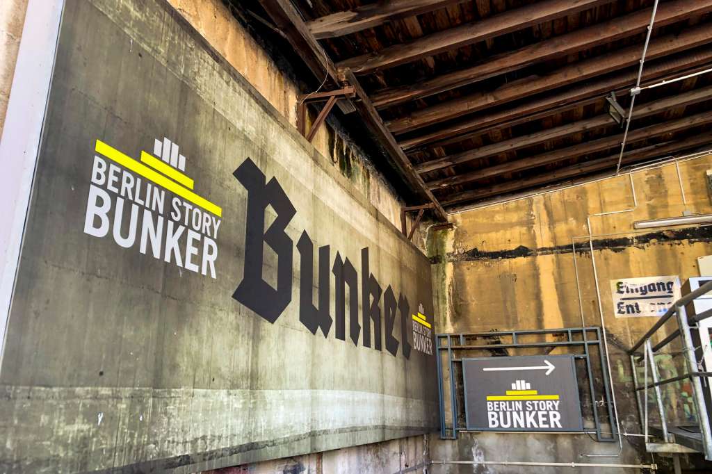 BERLÍN, 30/04/2025.- El Berlin Story Bunker, centro de exposiciones berlinés dedicado al ascenso al poder del partido nazi, el III Reich, la Segunda Guerra Mundial y el Holocausto, ubicado en un antiguo búnker civil construido en 1942. Cuenta con una reproducción de una de las estancias del búnker en la que se quitaron la vida Adolf Hitler y Eva Braun, junto al resto del círculo íntimo del Führer.EFE/ Salvador Martínez Mas.