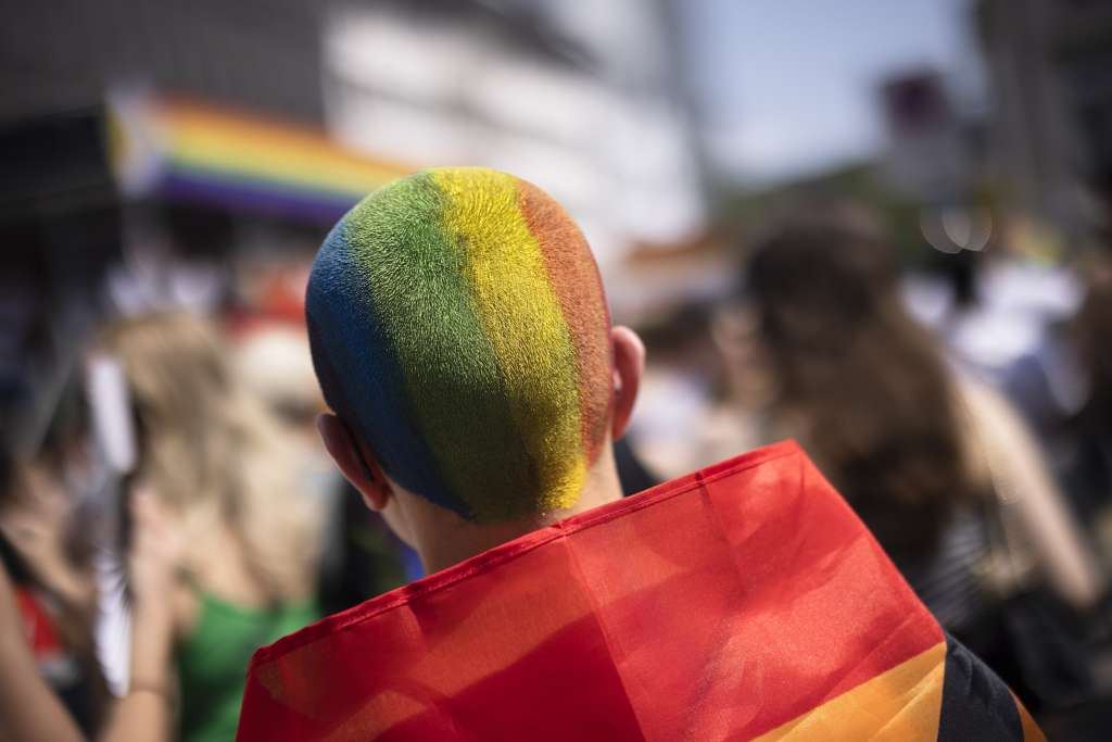 Zurich (Switzerland), 17/06/2023.- A person with the hair painted in rainbow colours takes part in the Zurich Pride parade in Zurich, Switzerland, 17 June 2023. (Suiza) EFE/EPA/MICHAEL BUHOLZER
