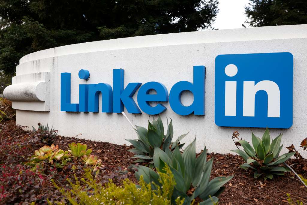 Sunnyvale (United States), 22/02/2023.- LinkedIn logo on the Corporate campus in Sunnyvale, California, USA, 22 February 2023. The employment-focused social network has revealed plans to layoff workers that will affect positions in Mountain View, Sunnyvale and San Francisco. (Estados Unidos) EFE/EPA/JOHN G. MABANGLO