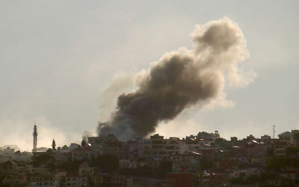 Maarjaayoun (Lebanon), 09/10/2024.- Smoke rises following air strikes by Israeli forces in Khiam near the Lebanese-Israeli border, taken from Maarjaayoun, Lebanon, 09 October 2024. According to the Lebanese Ministry of Health, more than 2,100 people have been killed and over 10,000 others have been injured in Lebanon since Israel expanded its military operations to Lebanon in September 2024. (Líbano) EFE/EPA/STR