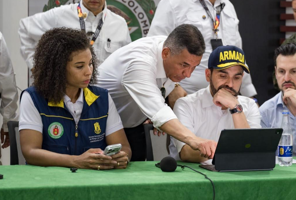AME7870. QUIBDÓ (COLOMBIA), 10/08/2026.- Fotografía cedida por el Ministerio de Defensa de Colombia del presidente de Colombia, Abelardo de la Espriella (d), junto al ministro de Defensa, Jorge Eduardo Mora López (c), y la gobernadora de Chocó, Nubia Carolina Córdoba, durante un puesto de mando unificado para evaluar los daños y coordinar las gestiones que permitan apoyar a los afectados por el terremoto este lunes, en Quibdó (Colombia). EFE/ Ministerio de Defensa /SOLO USO EDITORIAL/NO VENTAS/ SOLO DISPONIBLE PARA ILUSTRAR LA NOTICIA QUE ACOMPAÑA (CRÉDITO OBLIGATORIO)