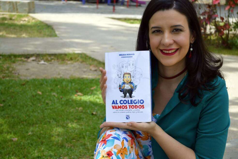 Rosales posa con su libro “Al colegio vamos todos”, en el que habla sobre los procesos de adaptación de los niños. / Cortesía