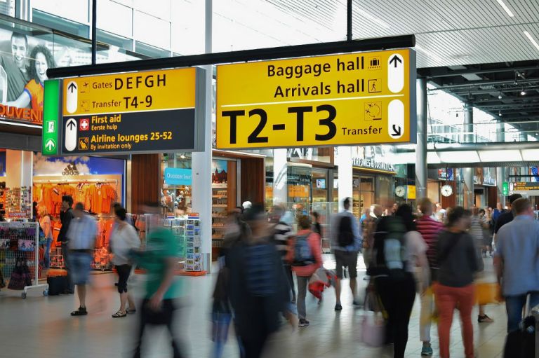India prohibe los plásticos de un solo uso en 129 aeropuertos