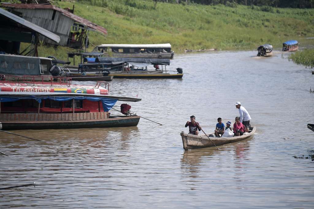 Diferentes aspectos de este municipio del Amazonas: Habitantes, lanchas, flora, venta de comida