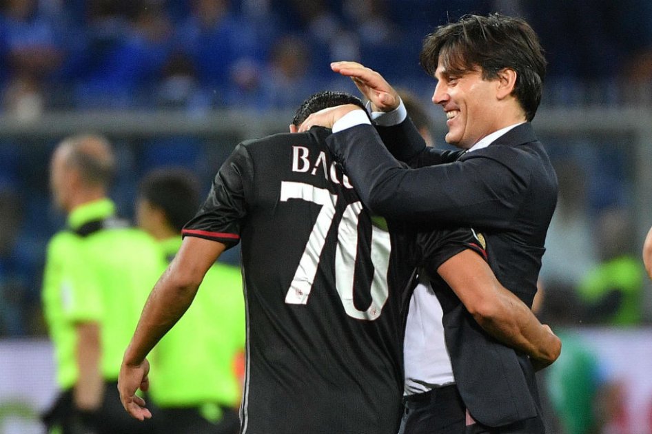 Vicenzo Montella y Carlos Bacca se abrazan tras la victoria contra Sampdoria. Foto: AFP