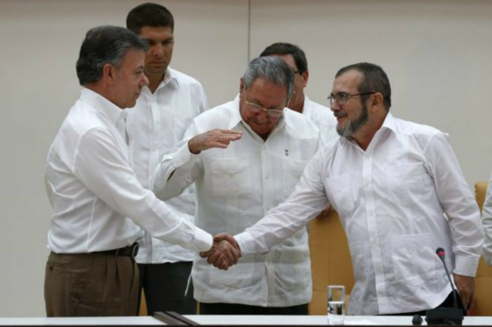 El 23 de septiembre el presidente Santos y Timochenko se estrecharon las manos. / EFE