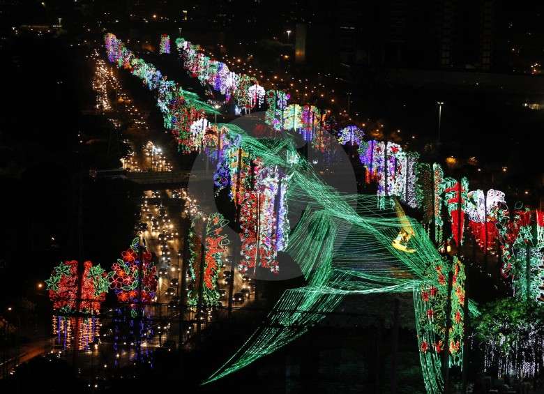 Visitar los alumbrados del río Medellín es una experiencia inolvidable que combina arte, tecnología y tradición.
