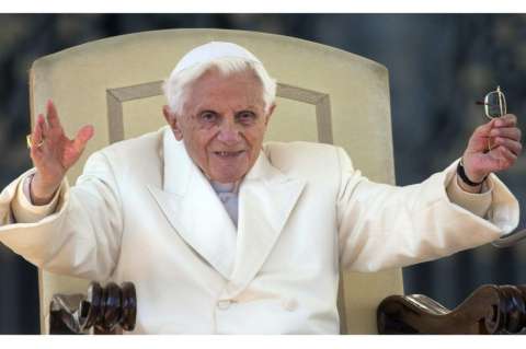 Benedicto XVI parte del Vaticano