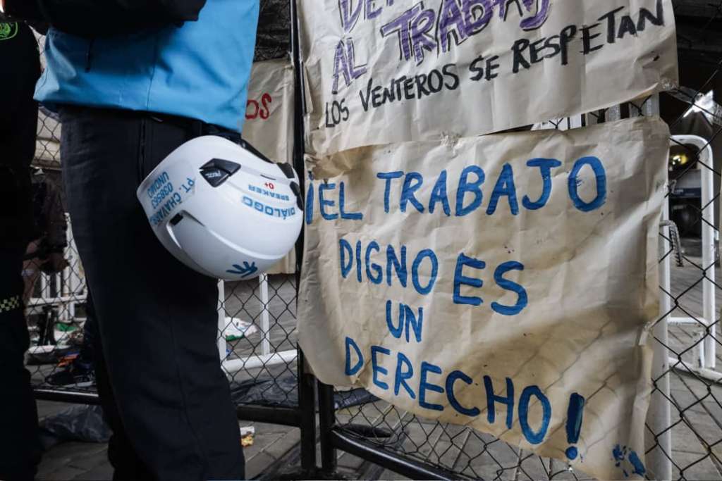 Carteles instalados en las vallas que cierran los bajos del viaducto de la estación Parque Berrío por los vendedores informales y organizaciones de derechos humanos.