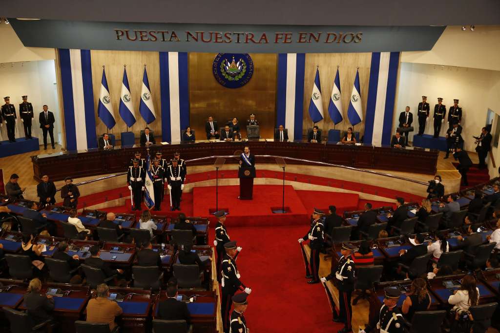 AME4074. SAN SALVADOR (EL SALVADOR), 01/06/2022.- El presidente salvadoreño Nayib Bukele (c) pronuncia hoy un discurso durante la sesión plenaria de informe a la nación por su tercer año de Gobierno, en la Asamblea Legislativa en San Salvador (El Salvador). EFE/Rodrigo Sura
