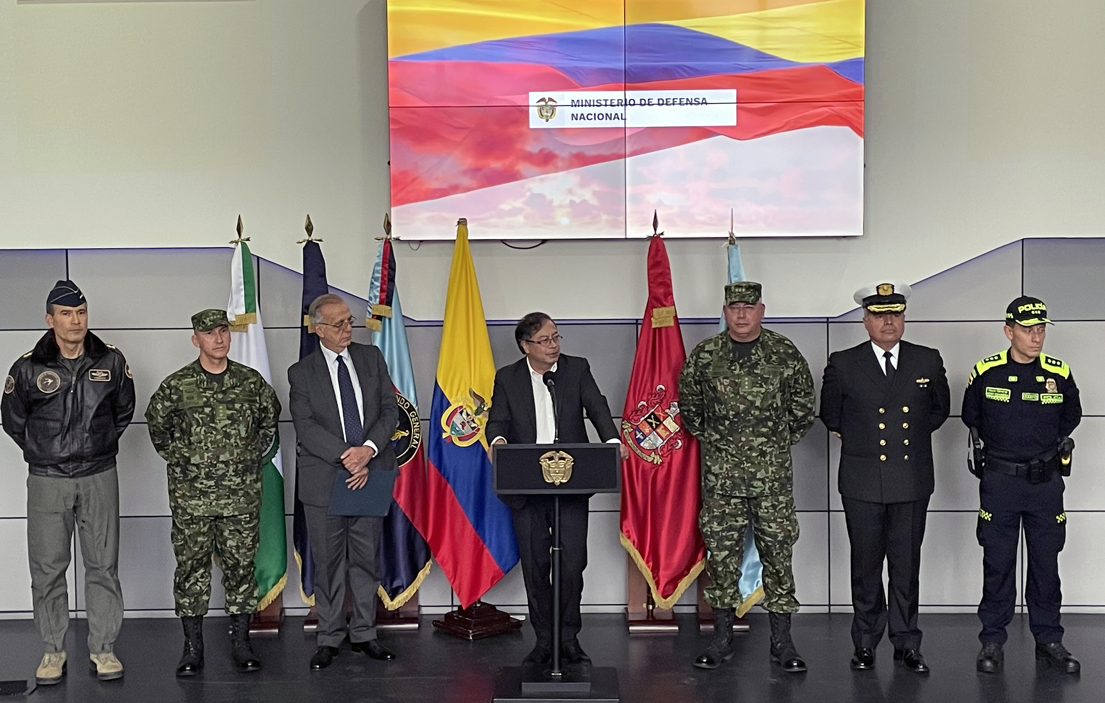 BOG400. BOGOTÁ (COLOMBIA), 06/08/2022.- Fotografía cedida por el Ministerio de Defensa del presidente de Colombia Gustavo Petro (4i) y su ministro de Defensa, Iván Velásquez (3i) nombró la nueva cúpula militar este viernes en Bogotá (Colombia). El general Luis Carlos Córdoba Avendaño comandará la Fuerza Aérea (i); el Comandante del Ejército Nacional, General Luis Mauricio Ospina Gutiérrez (2i); el general Helder Fernán Giraldo Bonilla (3d) será el comandante del Ejército Nacional; el vicealmirante José Joaquín Amézquita García (2d) fue designado como Jefe del Estado Mayor Conjunto; y el general Henry Armando Sanabria Cely (d) dirigirá la Policía Nacional. EFE/ Javier Casella/ Ministerio de Defensa/SOLO USO EDITORIAL/NO VENTAS