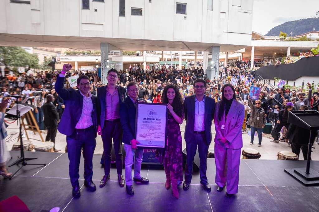 El presidente Gustavo Petro y la ministra de las culturas Yannai Kadamani estuvieron presentes en el evento que sancionó la Ley Artes al Aula.