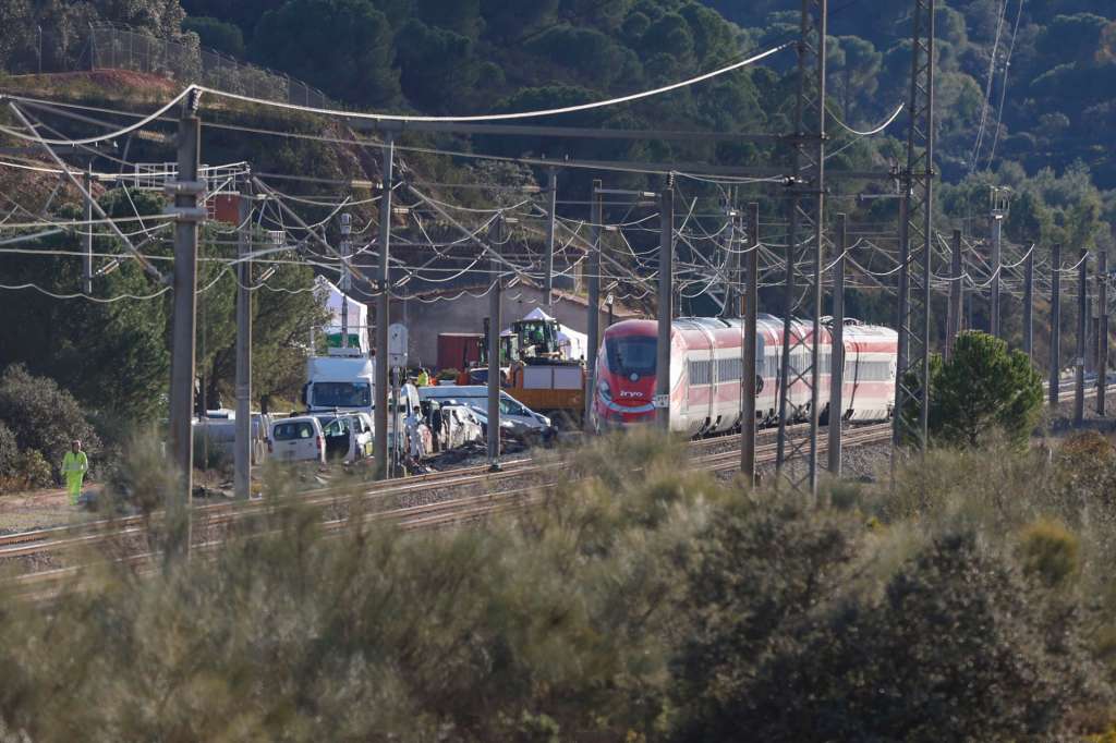 ADAMUZ (CÓRDOBA), 19/01/2026.- Vista del lugar del accidente de los trenes que colisionaron ayer domingo cerca de Adamuz (Córdoba). Al menos 39 personas han fallecido en el accidente de trenes de Ademuz (Córdoba) y decenas han resultado heridas cuando un tren de la compañía Iryo que había salido de Málaga con destino a Puerta de Atocha (Madrid) con 317 personas a bordo descarriló sus tres últimos vagones e invadió la vía contigua por la que en ese momento circulaba otro convoy de Renfe con destino a Huelva, que también descarriló. EFE