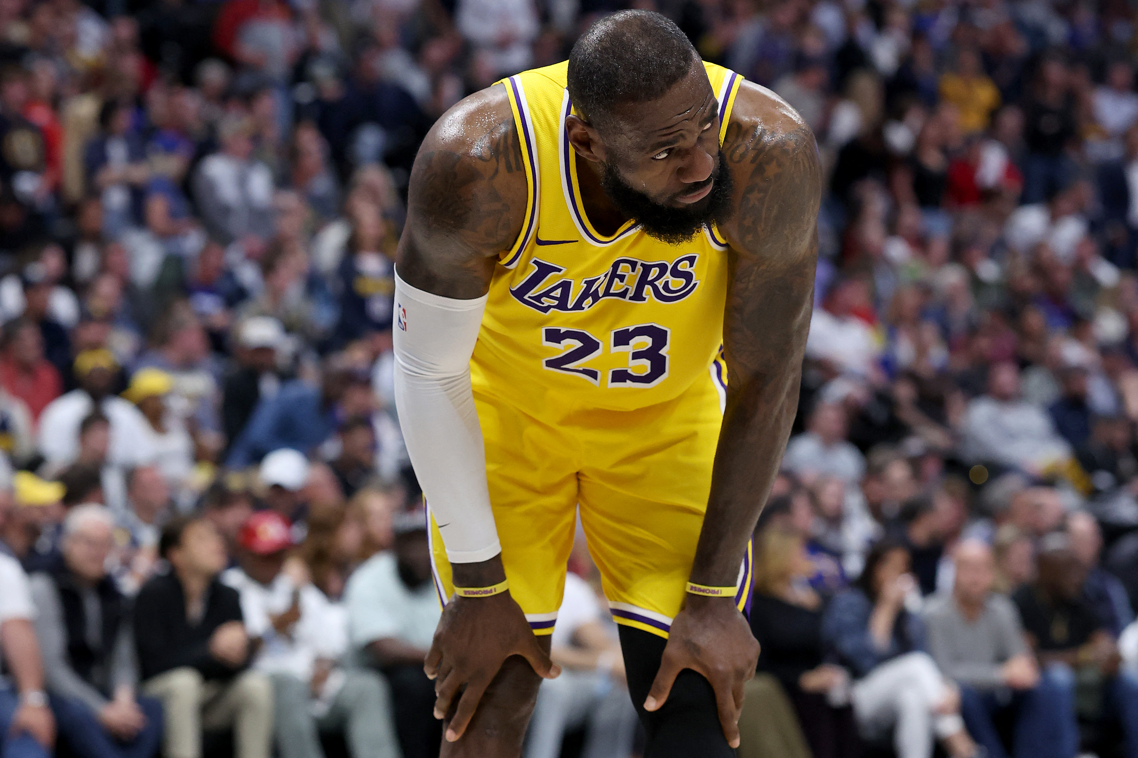 LeBron James durante el partido ante los Denver Nuggets en los 'play-offs' de la NBA.