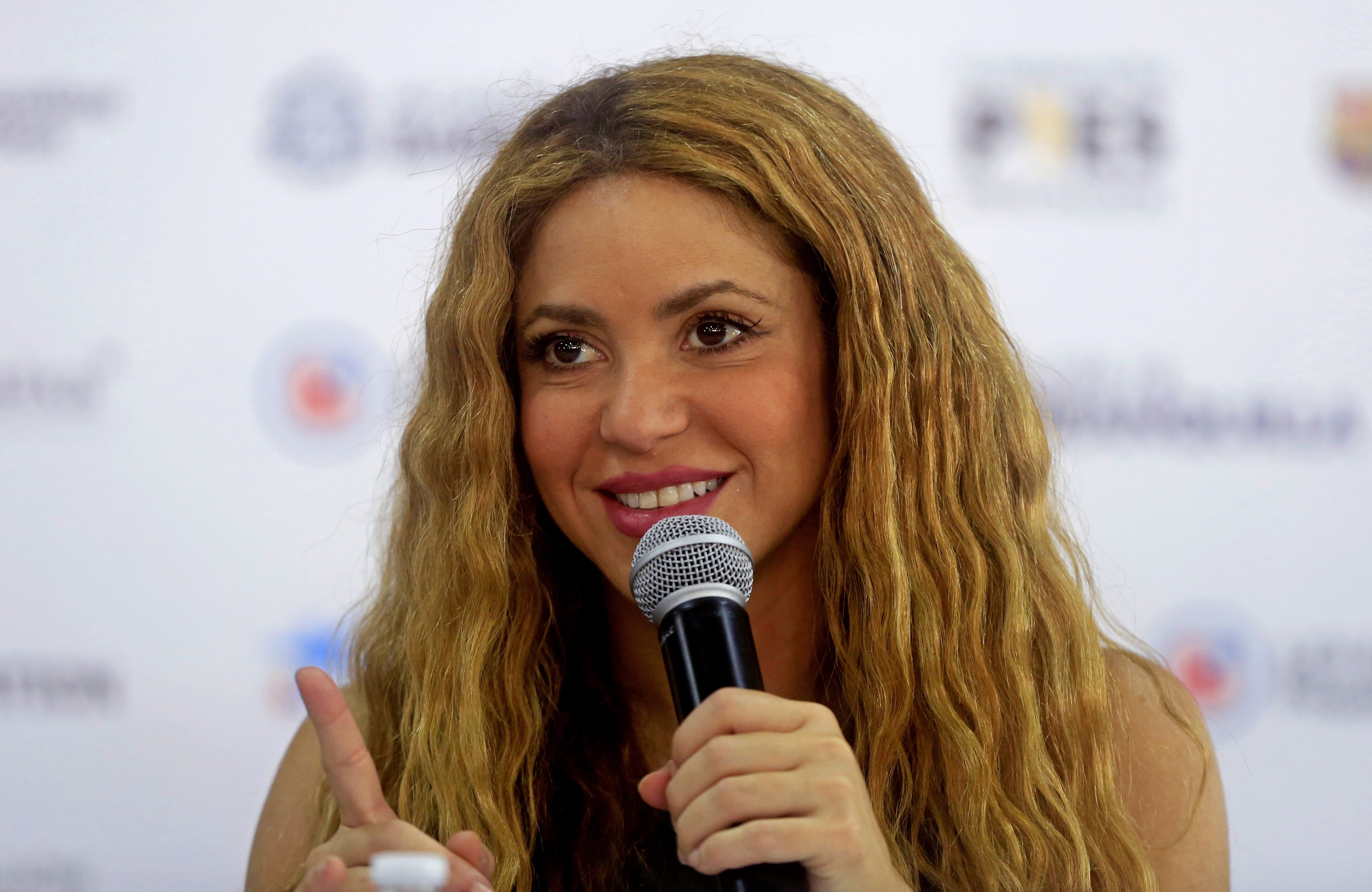 AME175. BARRANQUILLA (COLOMBIA), 16/09/2023.- La cantante colombiana Shakira habla durante la inauguración de la Institución Educativa Distrital Nuevo Bosque Pies Descalzos, hoy, en Barranquilla (Colombia). Shakira asistió a la inauguración de la Institución Educativa Distrital Nuevo Bosque Pies Descalzos, ubicada en un barrio de muy escasos recursos al sur de la ciudad y con la que darán educación a unos mil estudiantes anualmente. EFE/ Ricardo Maldonado Rozo