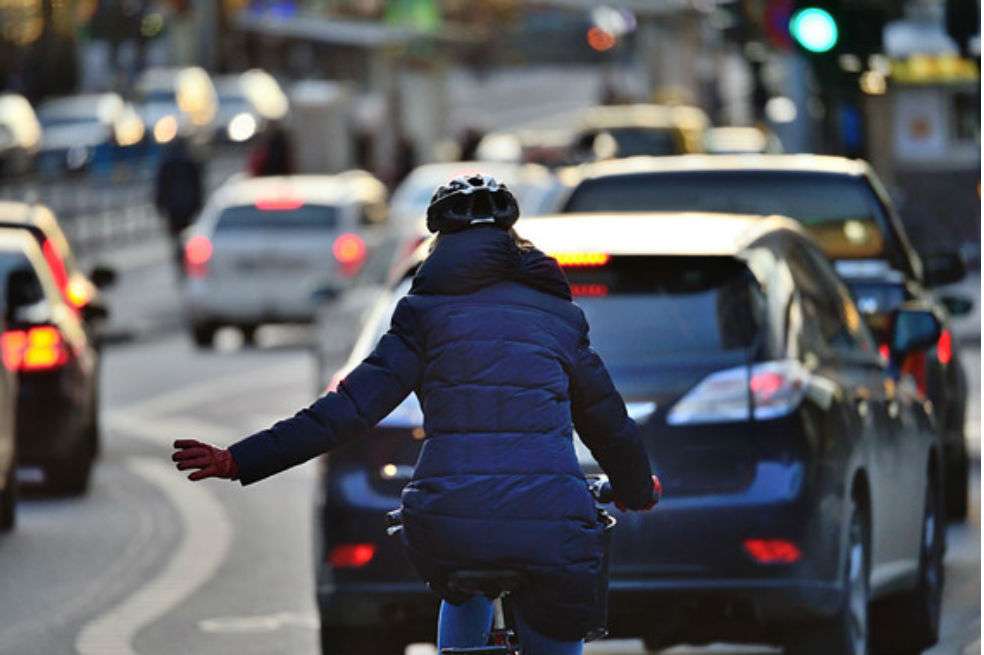 De acuerdo la Policía de Tránsito de Colombia, para septiembre de 2017 el 42% de los accidentes con ciclistas que se habían registrado ese año habían ocurrido en horas de la noche e involucraban ciclistas sin chaleco reflector. / Fotolia